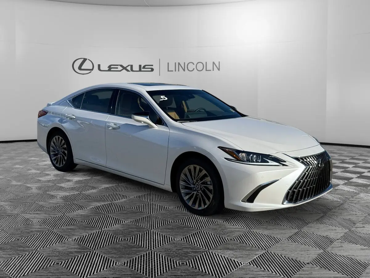 2025 Lexus ES Hybrid 300h Luxury's photo