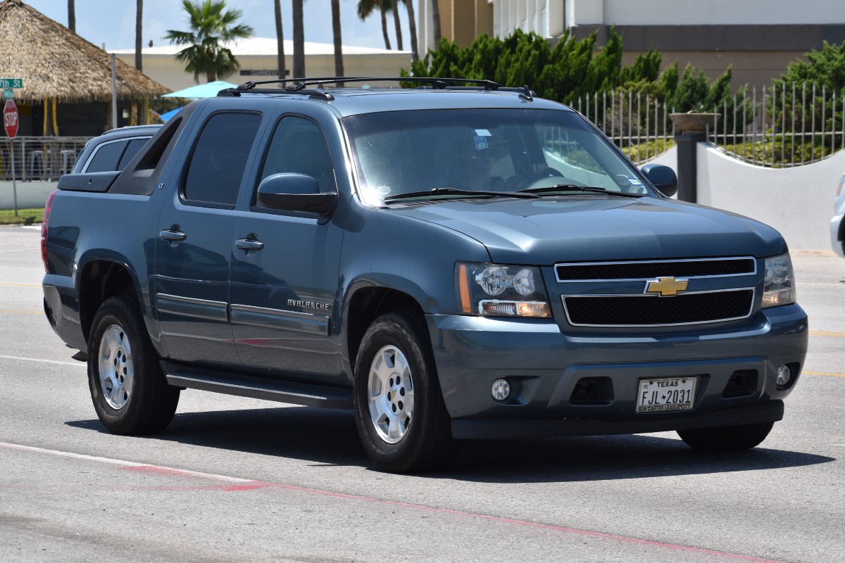 Chevy Avalanche Exterior Passenger Side Front Profile