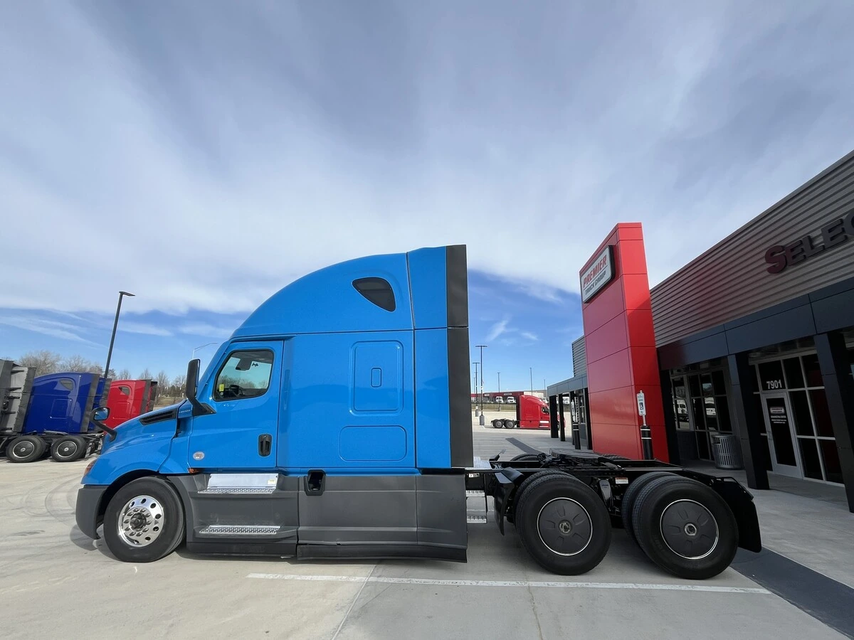 2022 Freightliner Cascadia - image 2