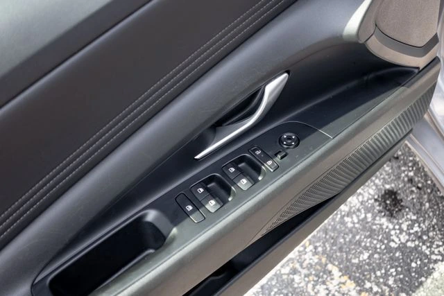 2025 Hyundai Elantra SEL - Photo 15