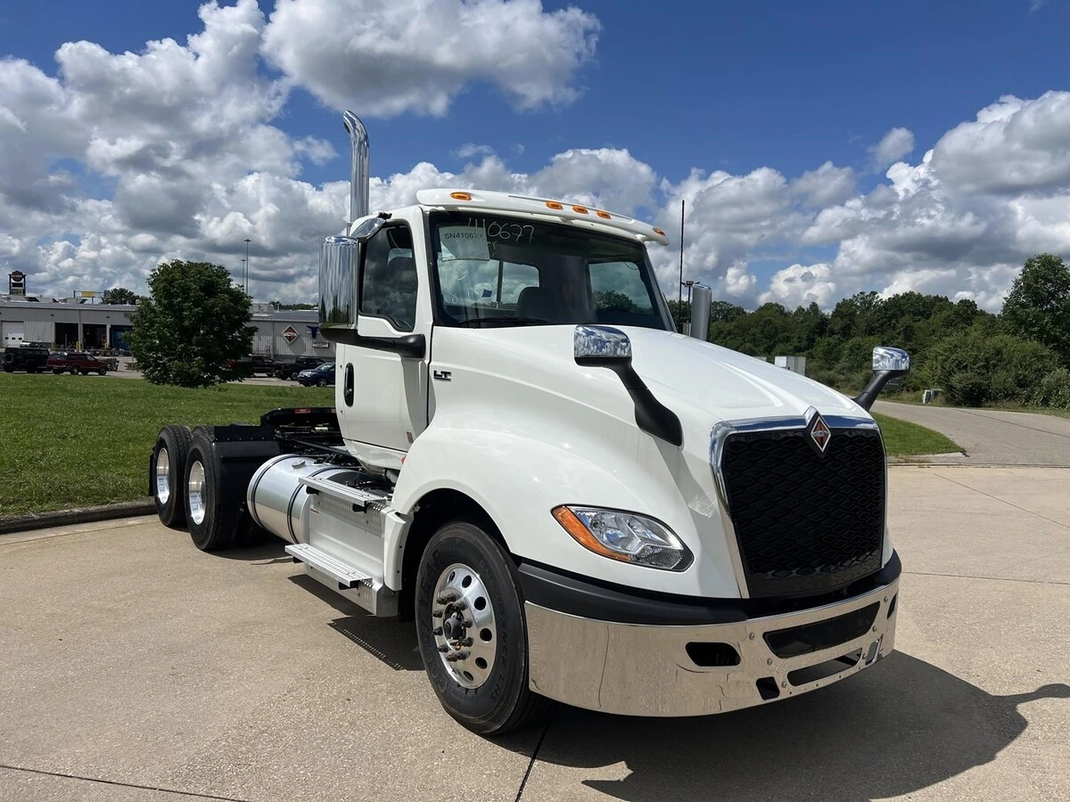 2025 International LT in Dubuque, IA — photo 4