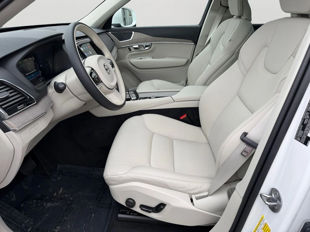 2025 Volvo - image 15