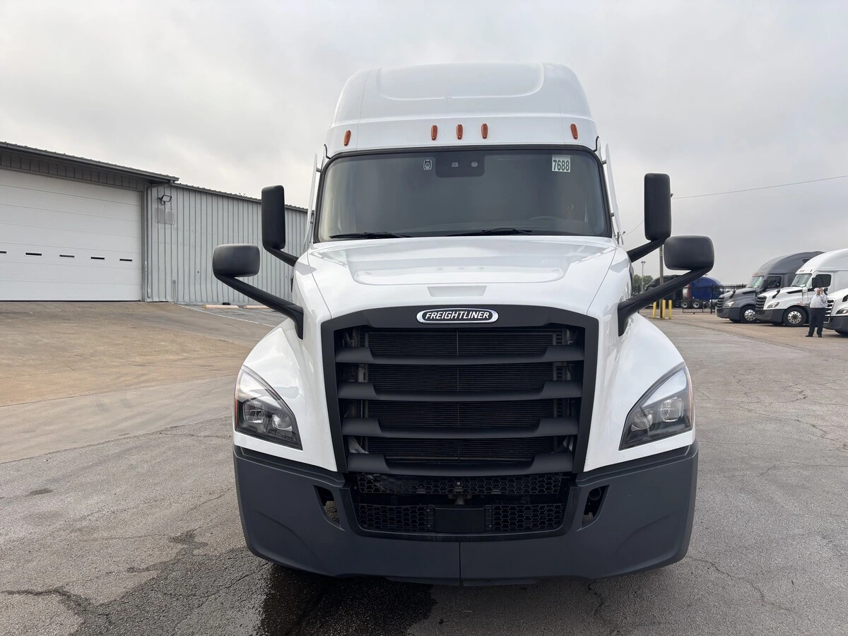 2023 Freightliner Cascadia - image 2