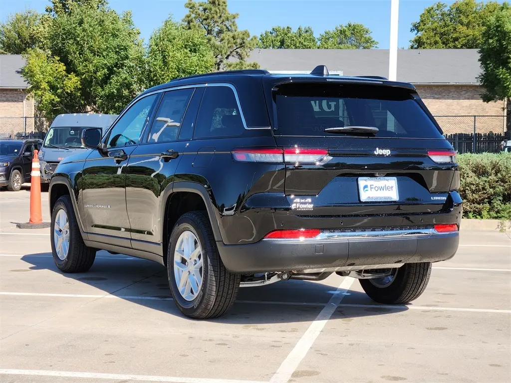 2025 Jeep Grand Cherokee Laredo X photo 3