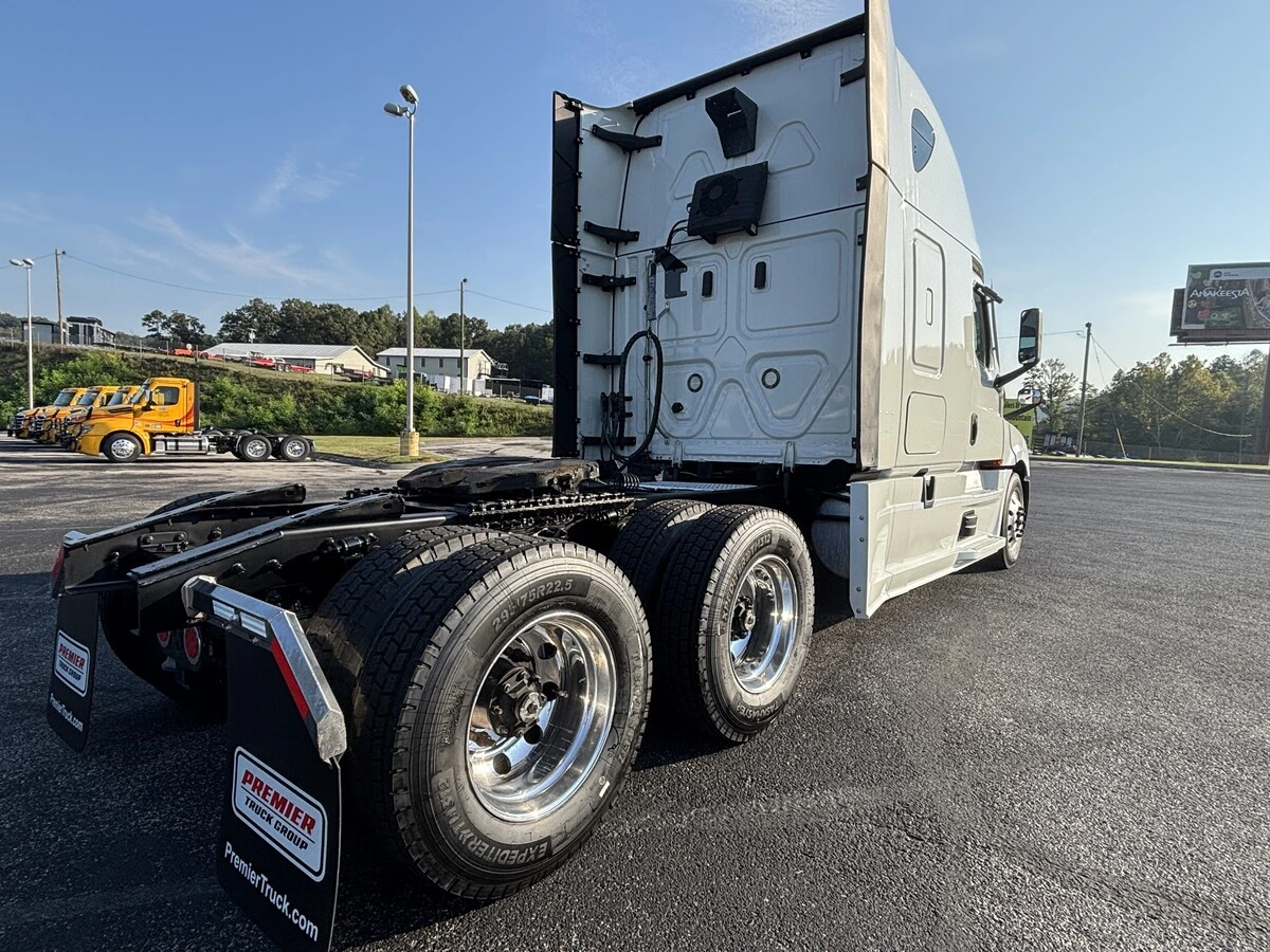 2022 Freightliner Cascadia — photo 5