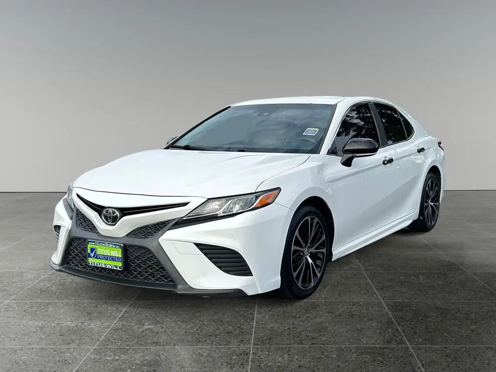 2018 Toyota Camry SE photo 3