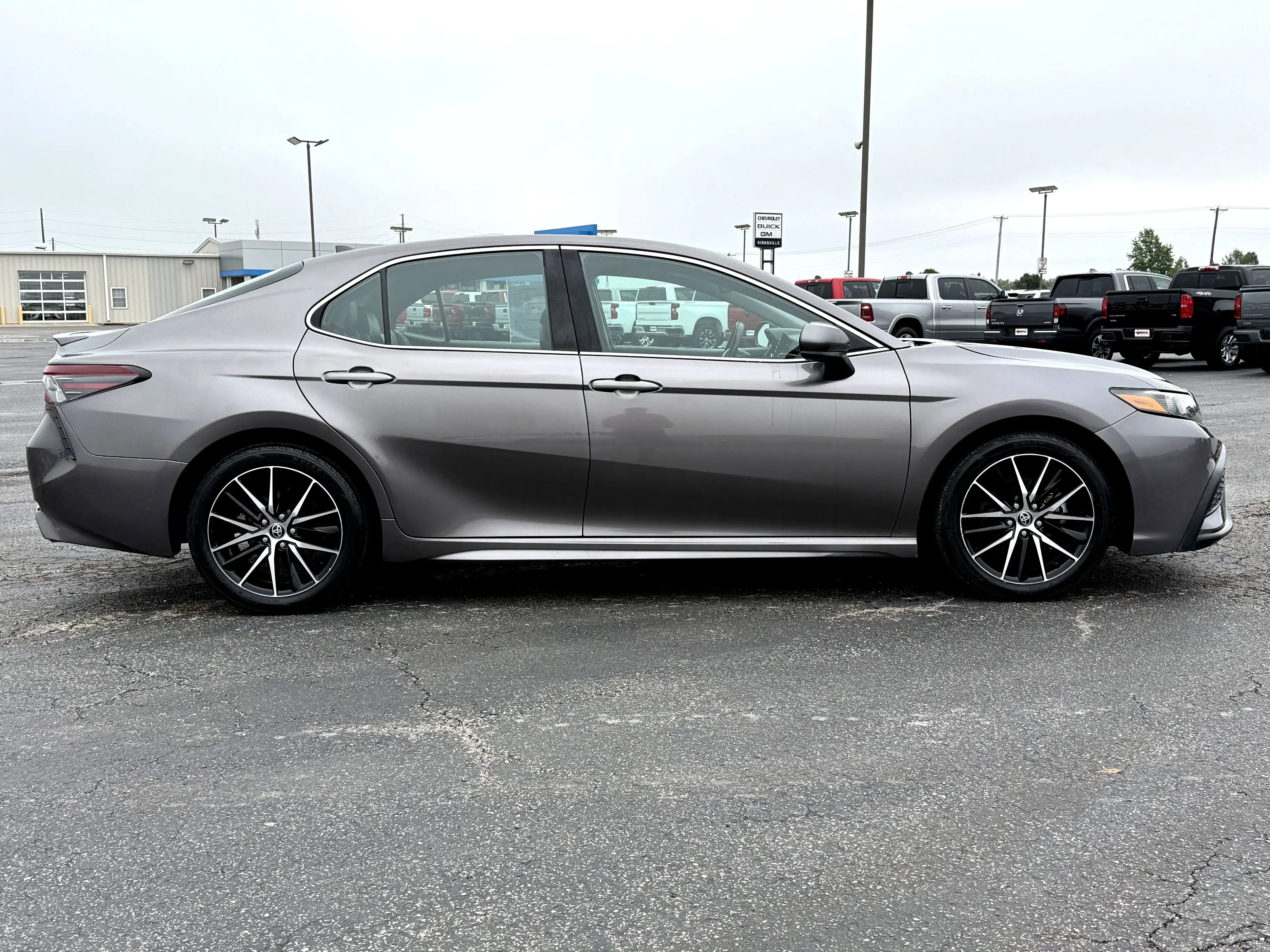 2021 Toyota Camry SE photo 2