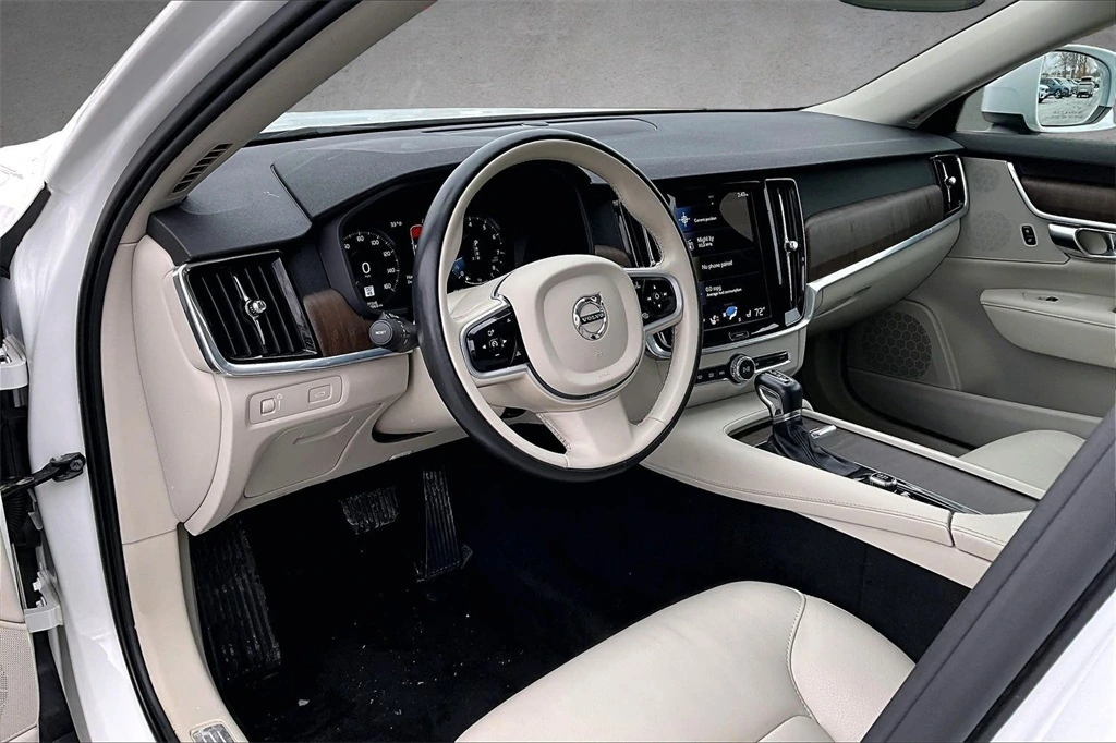 2021 Volvo - image 16