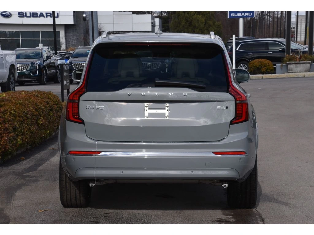 2026 Volvo - image 5