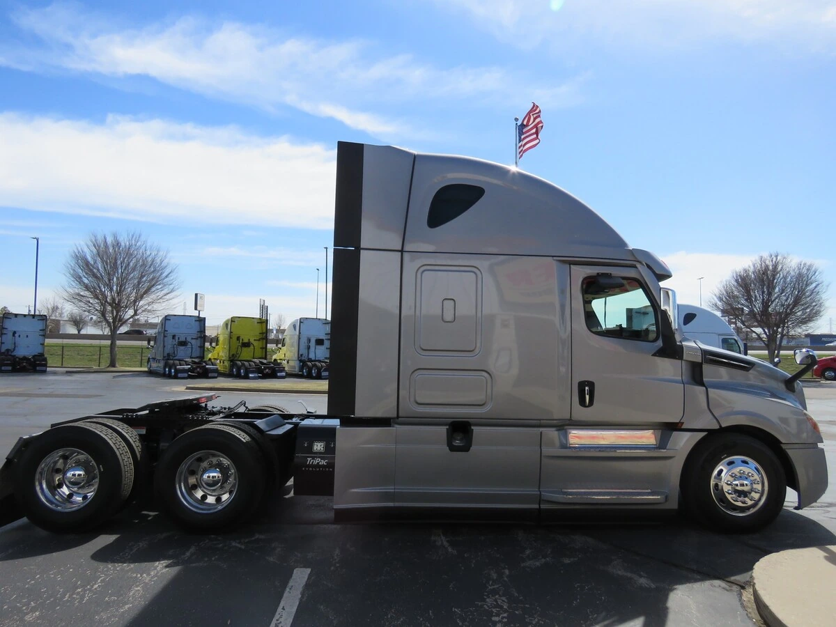 2022 Freightliner Cascadia - image 9