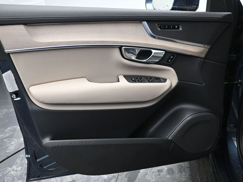 2026 Volvo - image 22