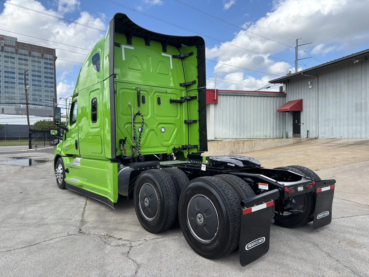 2027 Freightliner - image 7