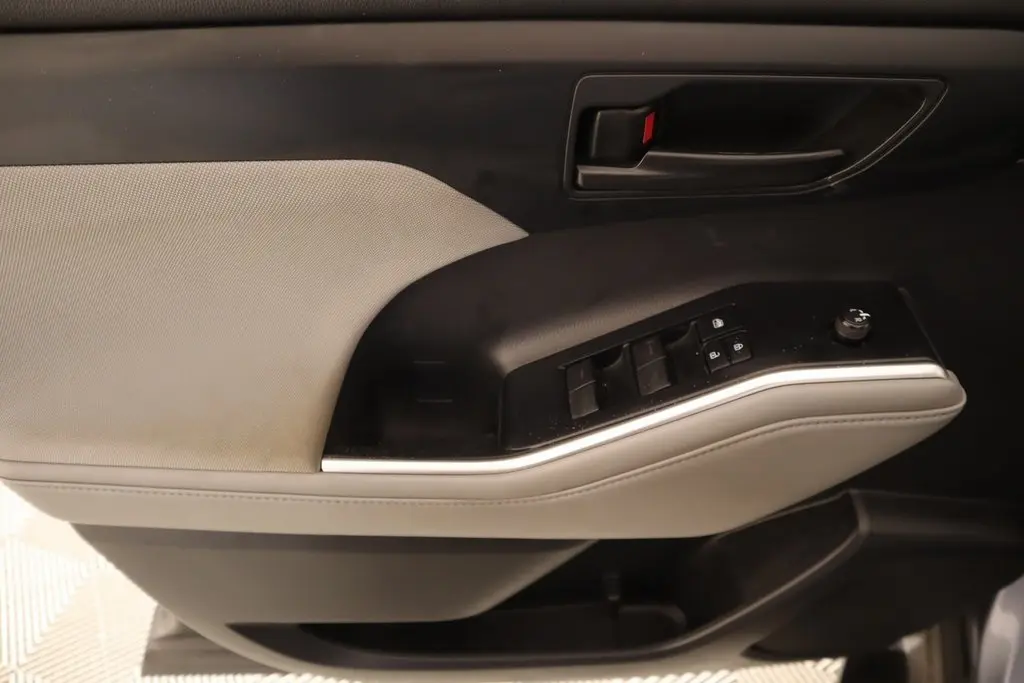 2022 Toyota Highlander LE photo 6
