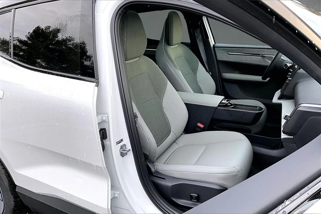 2026 Volvo - image 11