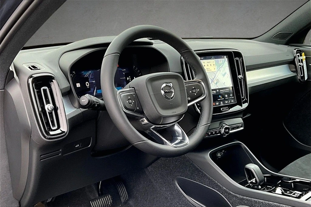 2026 Volvo - image 7