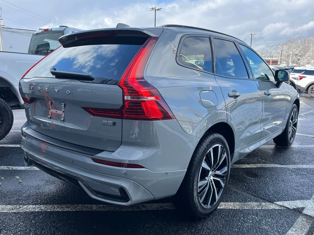 2025 Volvo - image 8