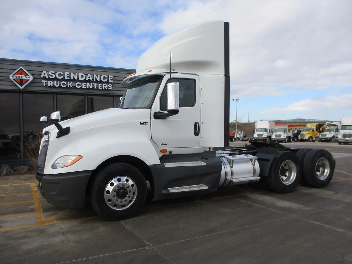 2019 International LT - image 1