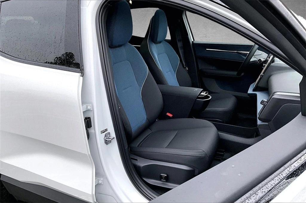 2026 Volvo - image 11