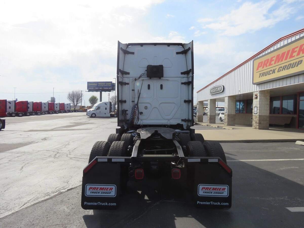 2023 Freightliner Cascadia - image 5