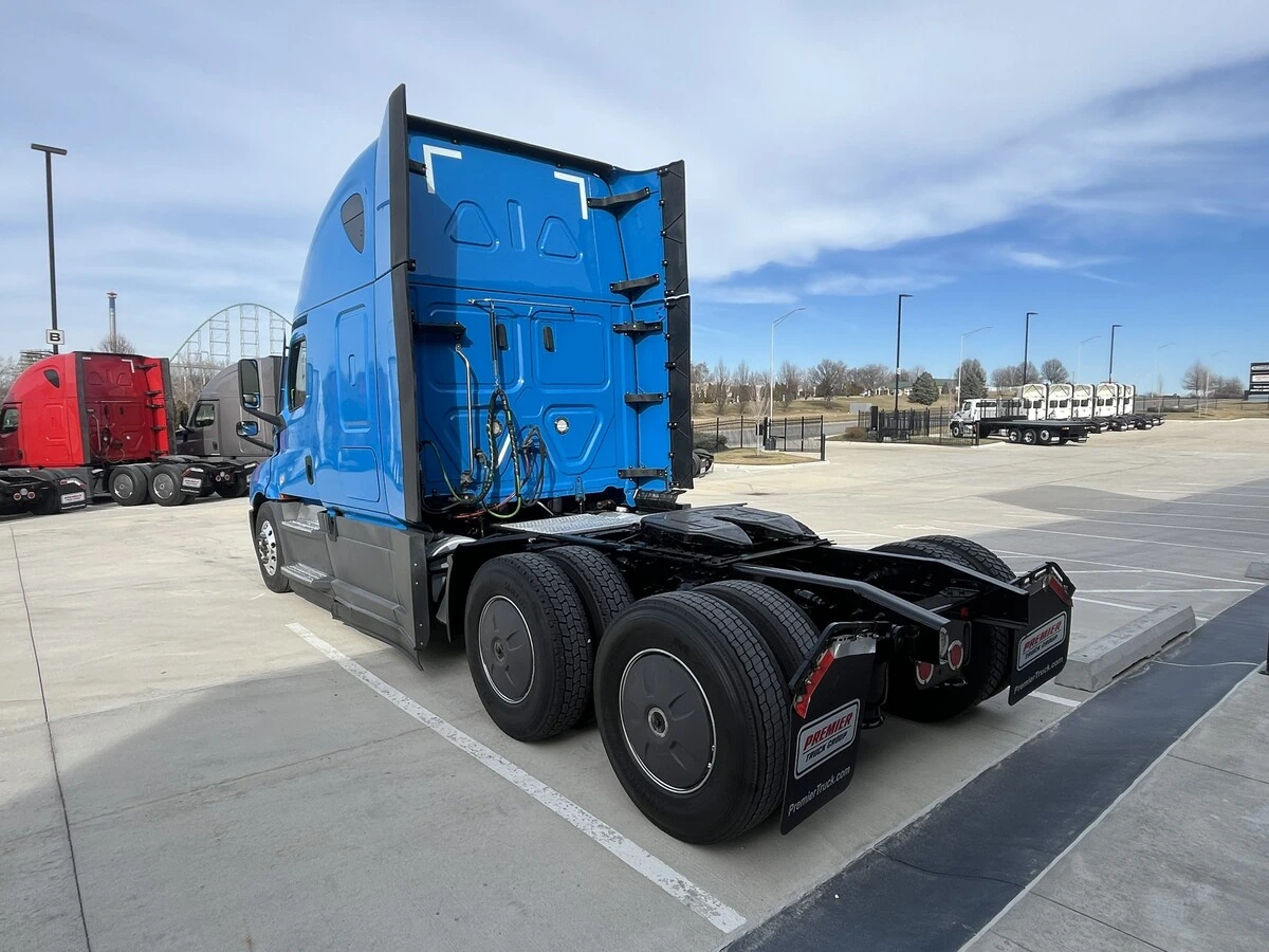 2022 Freightliner Cascadia - image 3