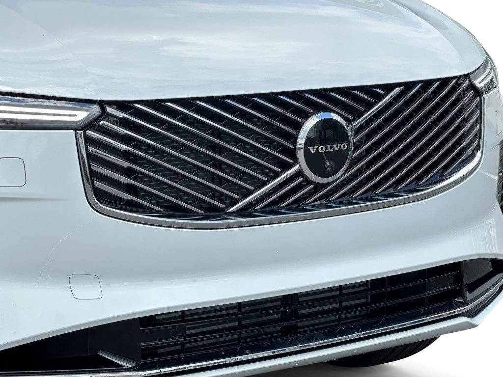 2025 Volvo - image 2
