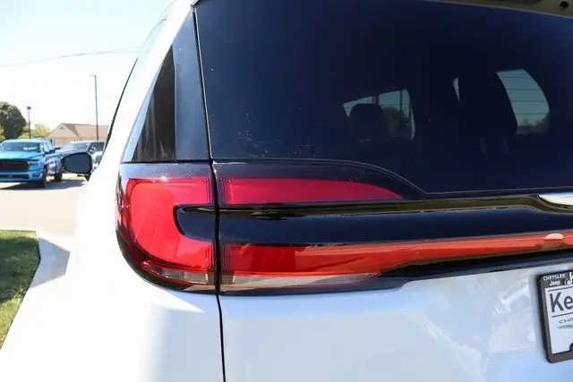 2026 Chrysler Pacifica photo 32
