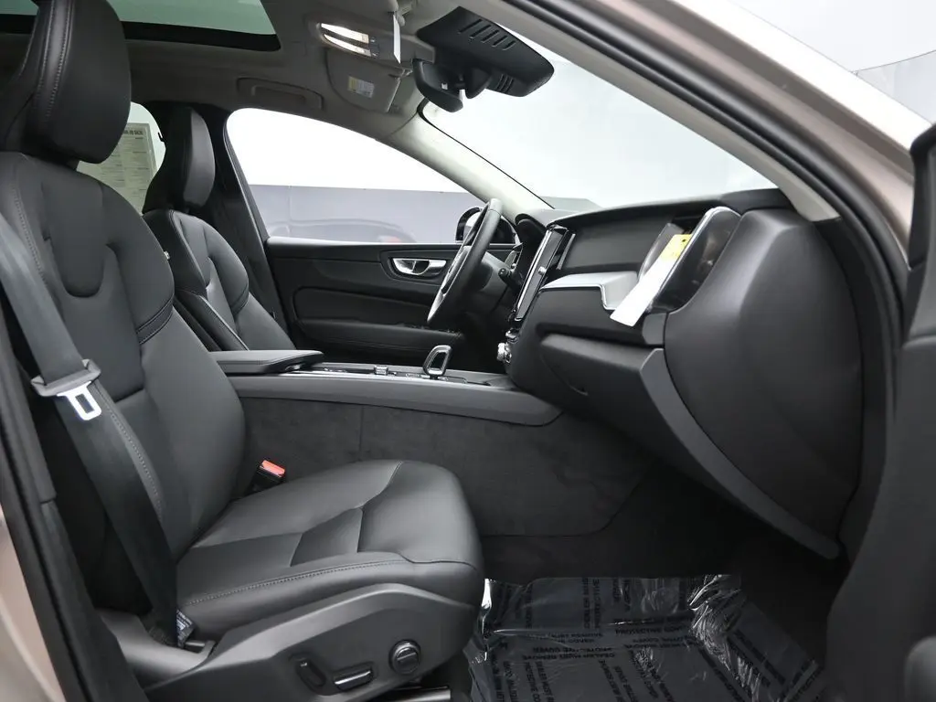 2025 Volvo - image 27