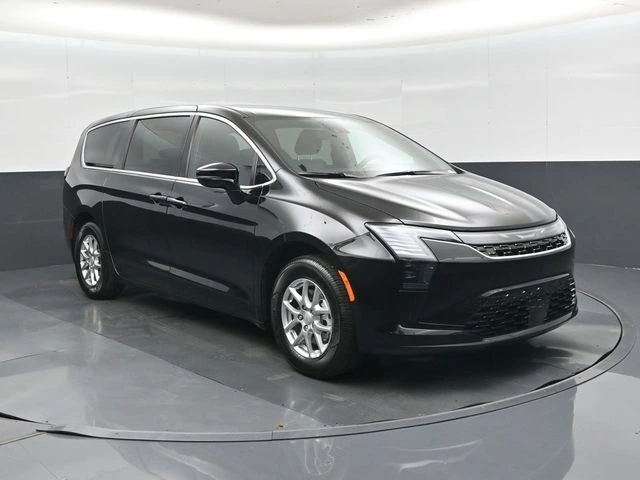 2027 Chrysler Pacifica Select's photo