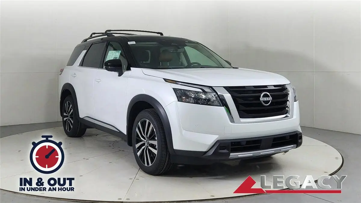 2025 Nissan Pathfinder Platinum's photo