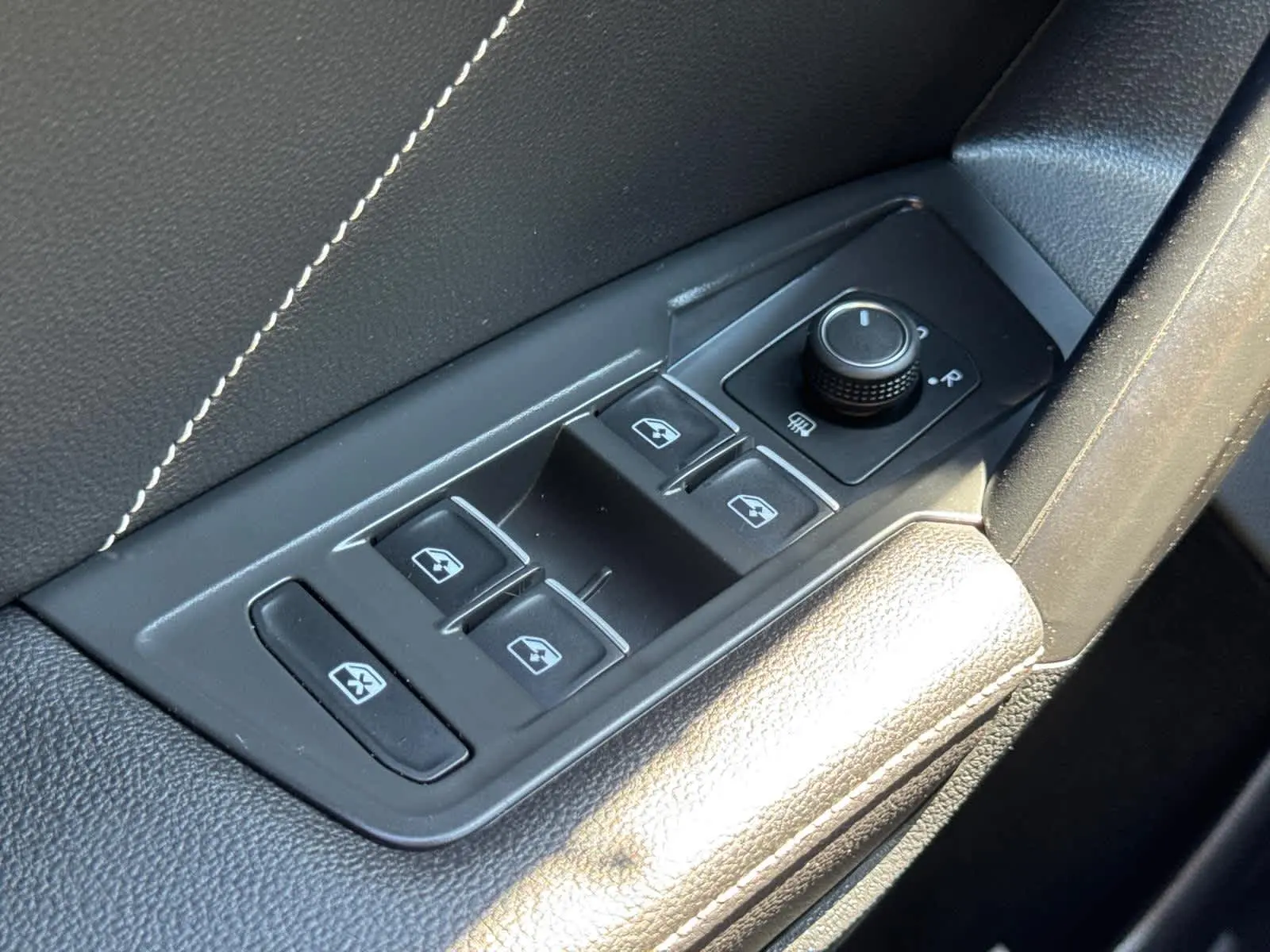 2023 Volkswagen Tiguan SE R-Line Black photo 24