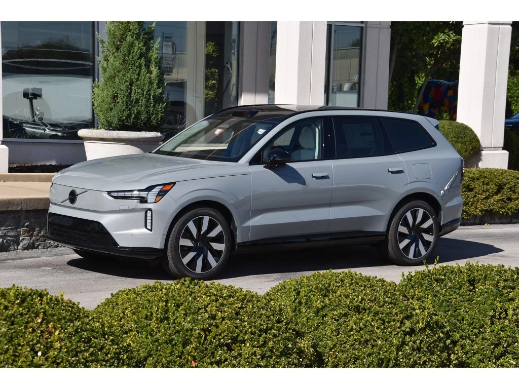 2025 Volvo - image 8