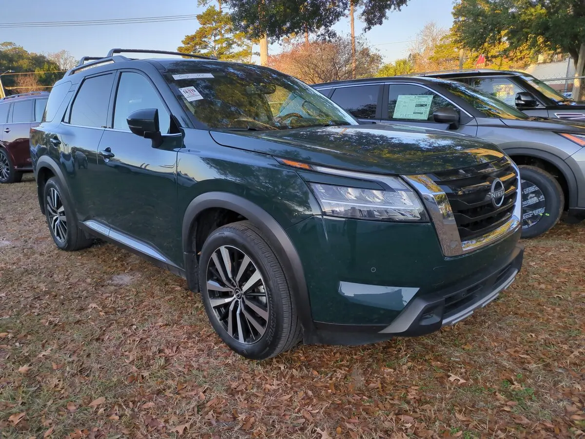 2024 Nissan Pathfinder Platinum's photo