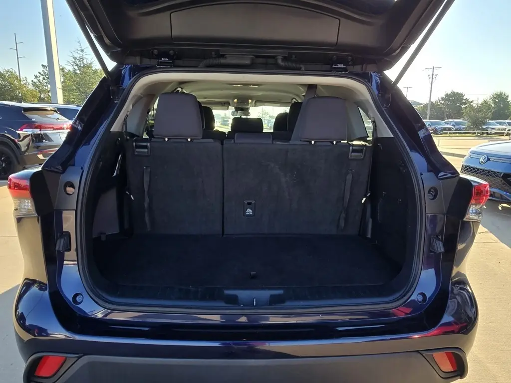 2023 Toyota Highlander L photo 17