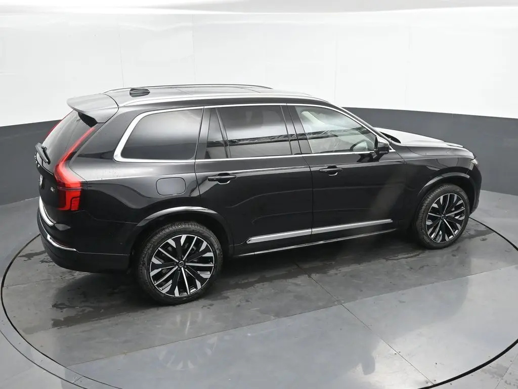 2026 Volvo - image 33