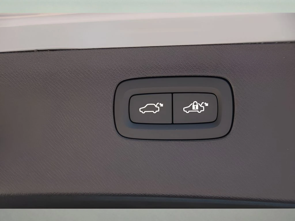 2026 Volvo - image 25