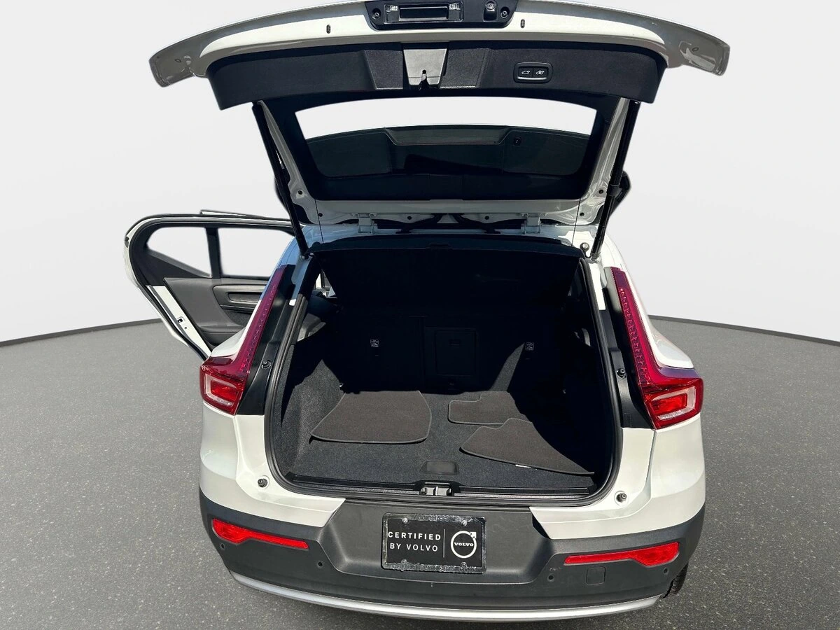 2025 Volvo - image 11