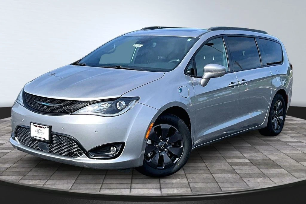 2020 Chrysler Pacifica Hybrid Limited's photo