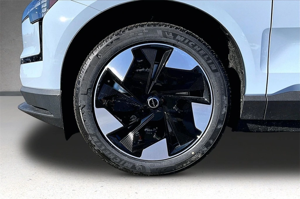 2026 Volvo - image 12