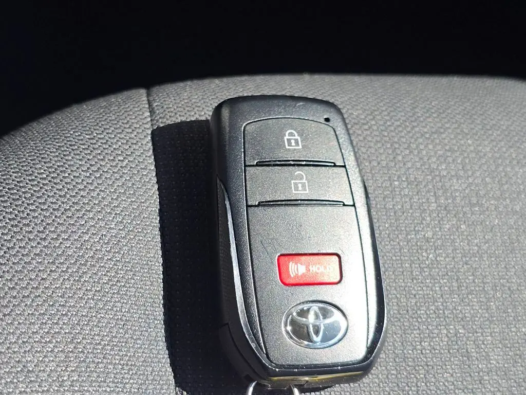 2024 Toyota Corolla Cross LE photo 30