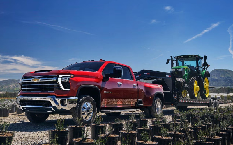 Confident Fifth-Wheel Towing with the 2026 Silverado 2500 HD around Toledo, OH