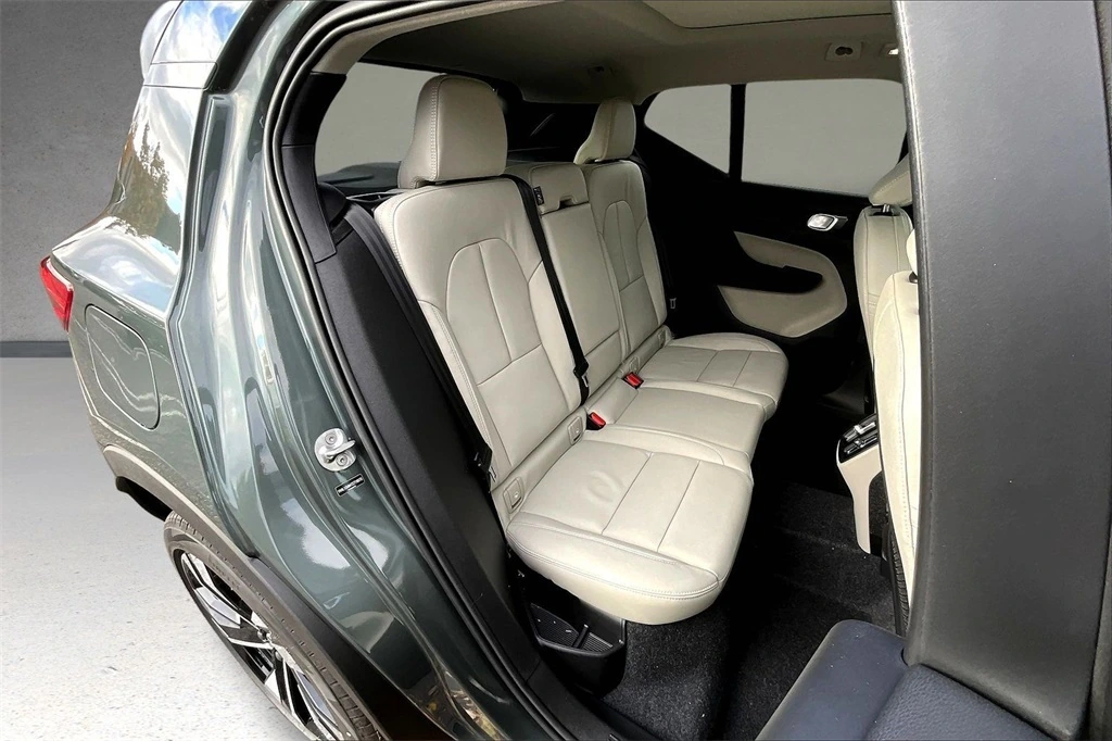 2026 Volvo - image 9