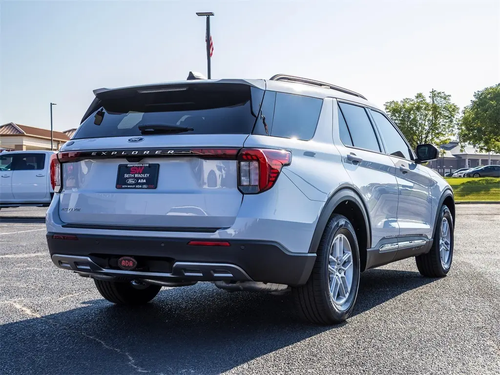 2025 Ford Explorer photo 8