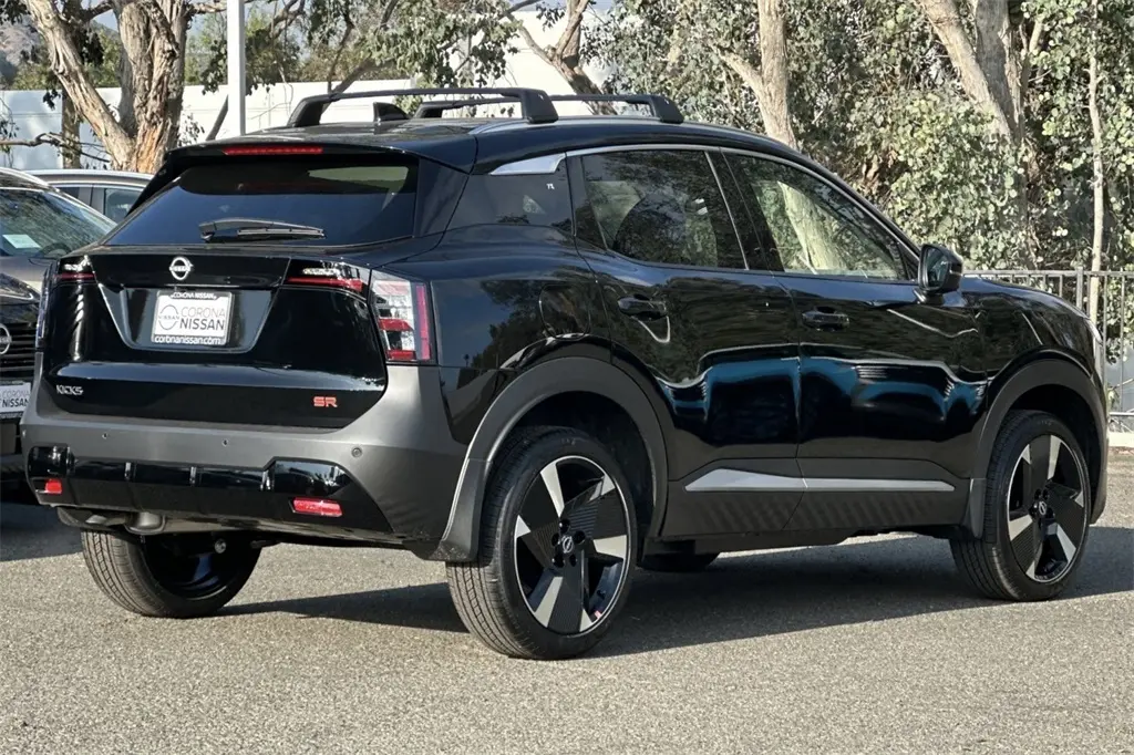 2026 Nissan Kicks SR photo 2