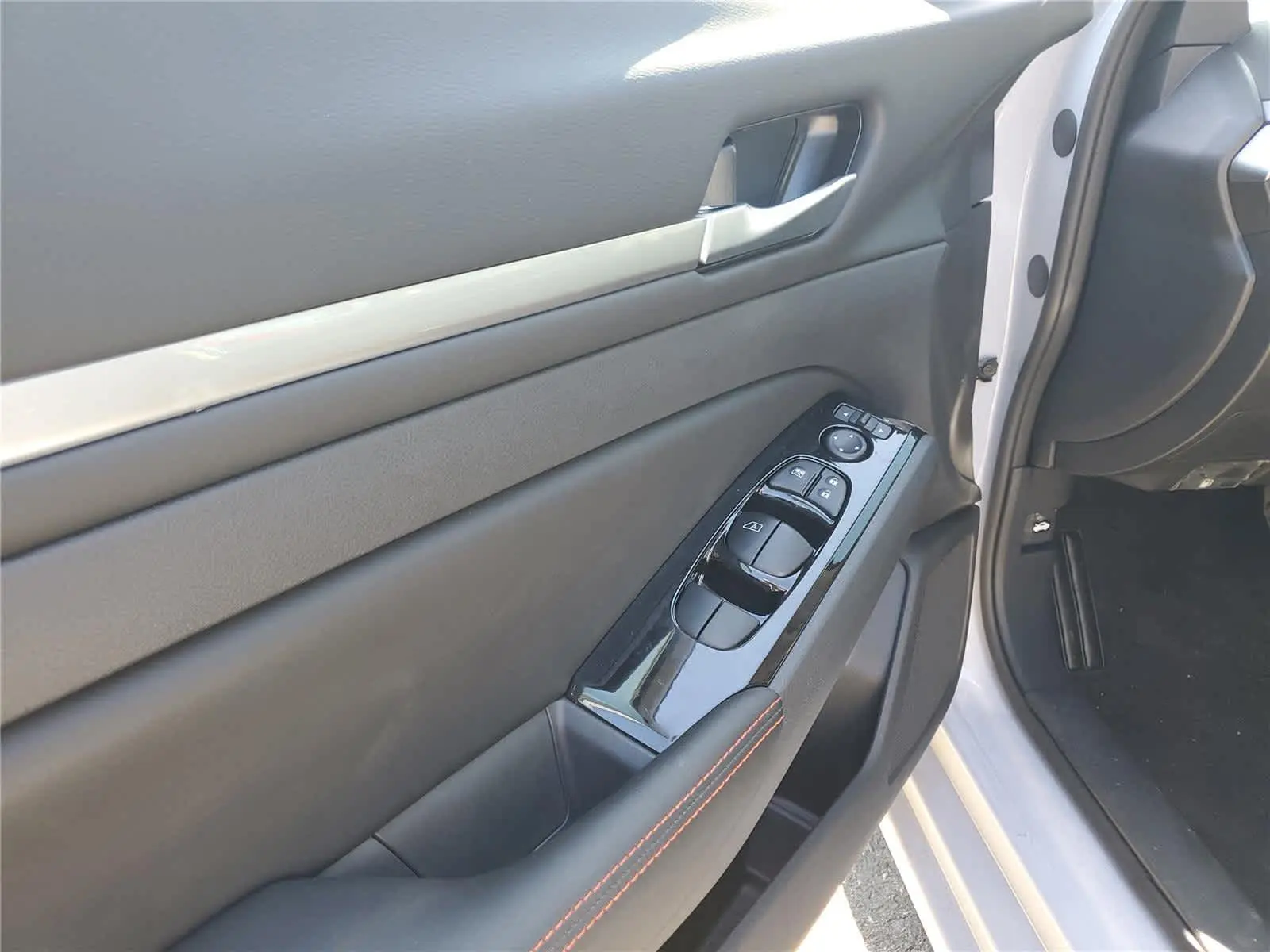 2025 Nissan Altima SR photo 7