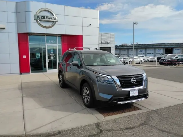 2025 Nissan Pathfinder SL photo 3