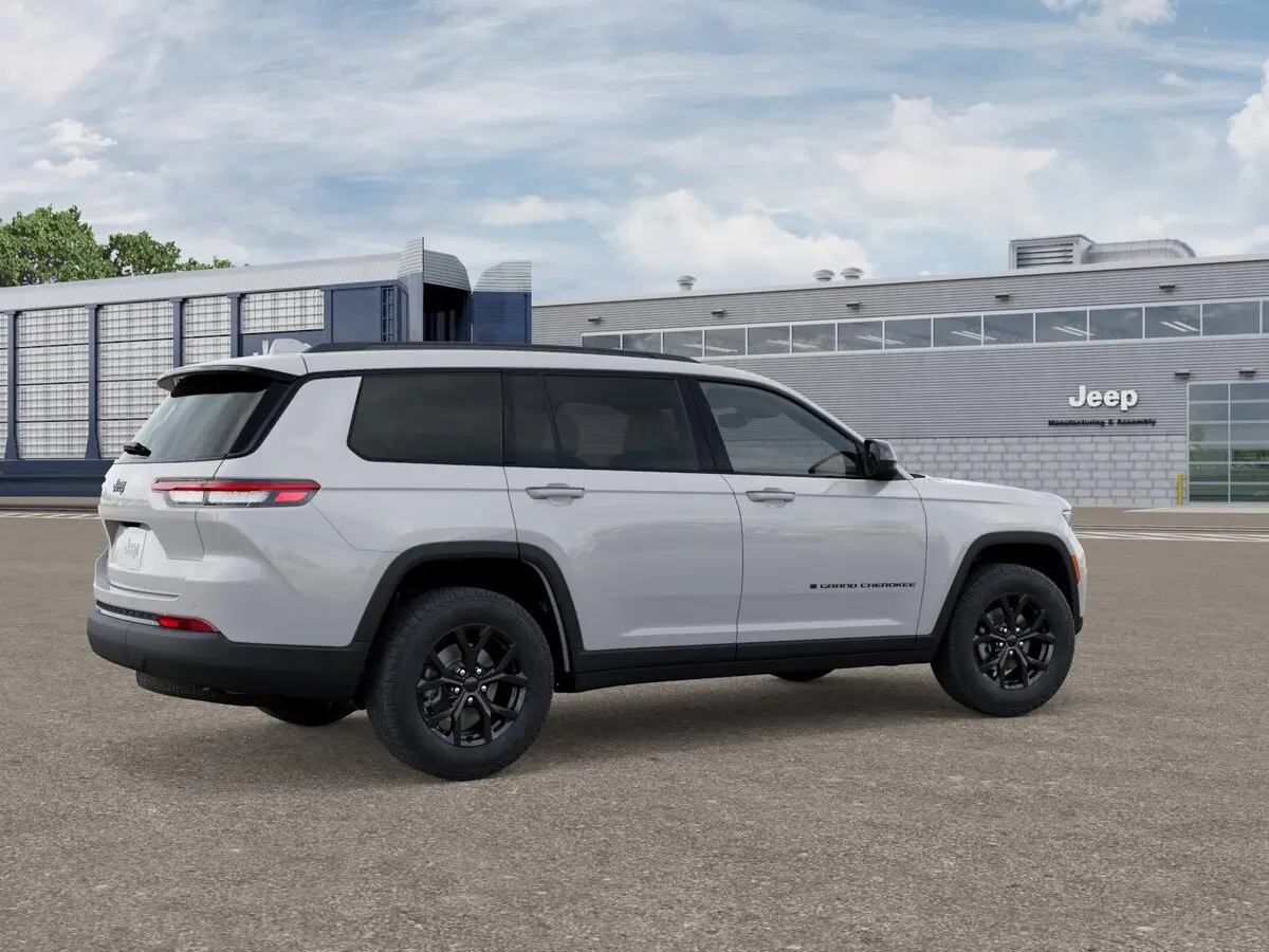 2025 Jeep Grand Cherokee Altitude photo 3