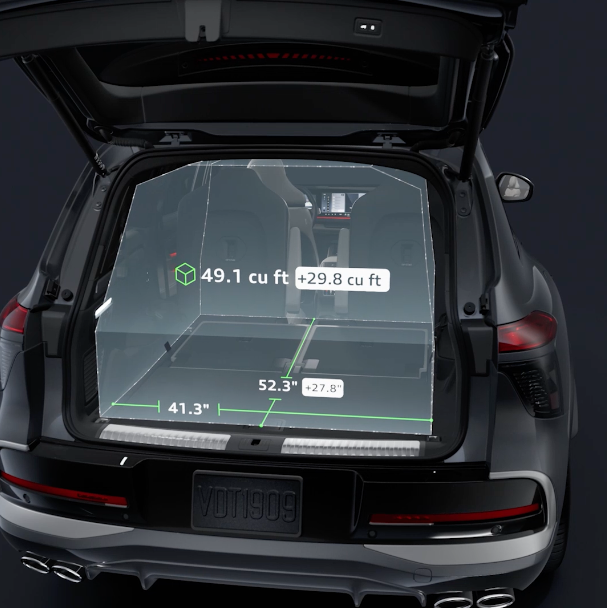 A view of the Audi SQ9 SUV from the rear. The tailgate opens, revealing the trunk filled with suitcases. The camera zooms in; the suitcases disappear, and an animation displaying the dimensions appears, providing a vivid illustration of the luggage compartment’s volume. The rear seats fold forward individually, revealing the additional space available in the empty trunk. Cut to an interior view of the rear seat row. The rear seats fold back up individually, and the center console extends.