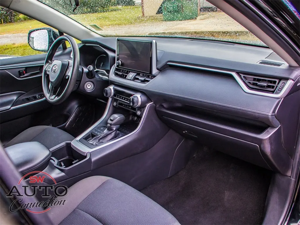 2024 Toyota RAV4 LE photo 9