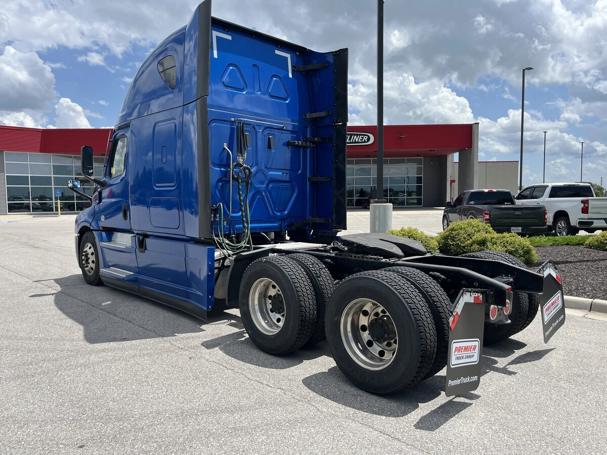 2022 Freightliner Cascadia — photo 6