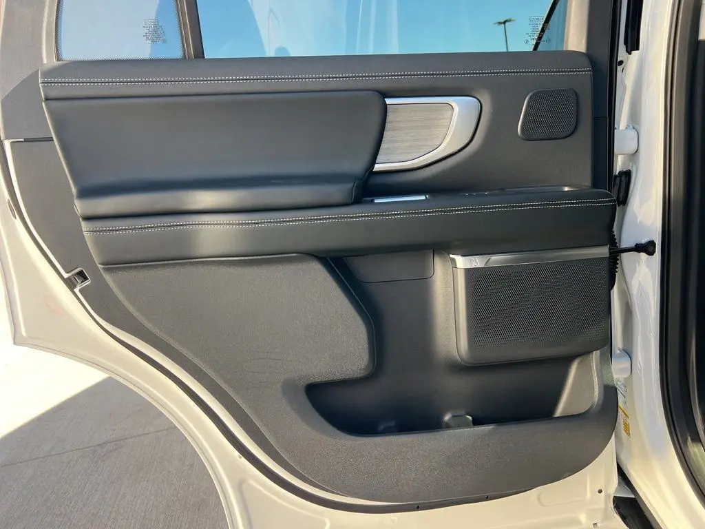 2025 Ford Expedition Platinum photo 9